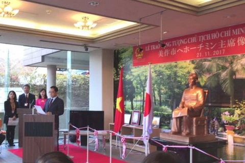 Tượng Chủ tịch Hồ Chí Minh ngồi đọc báo được đặt tại Trung tâm văn hóa nghệ thuật thành phố Mimasaka của Nhật Bản. (Nguồn: bbc)
