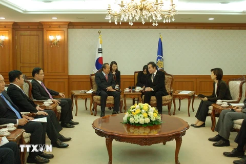 Phó Thủ tướng Thường trực Trương Hòa Bình hội kiến Thủ tướng Hàn Quốc Lee Nak-yon. (Ảnh: Vũ Toàn-Hữu Tuyên/TTXVN)