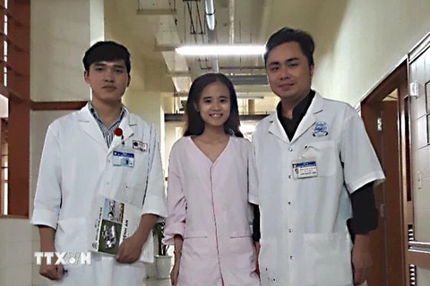 Sức khỏe bệnh nhân Ngô Thị Thu Hằng (giữa) đã hồi phục và có thể đi lại bình thường. (Ảnh: Mai Trang/TTXVN)
