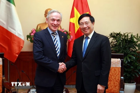 Phó Thủ tướng, Bộ trưởng Bộ Ngoại giao Phạm Bình Minh tiếp Bộ trưởng Giáo dục và Kỹ năng Ireland Richard Bruton đang thăm và làm việc tại Việt Nam. (Ảnh: An Đăng/TTXVN)