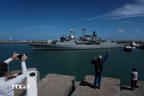 Tàu khu trục ARA Sarandi của Hải quân Argentina tham gia chiến dịch tìm kiếm tàu ngầm mất tích ARA San Juan tại Mar del Plata ngày 21/11 vừa qua. (Ảnh: AFP/TTXVN)