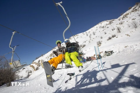 Du khách vui chơi tại khu trượt tuyết Hermon ở Cao nguyên Golan, miền bắc Israel. (Ảnh: EPA/TTXVN)