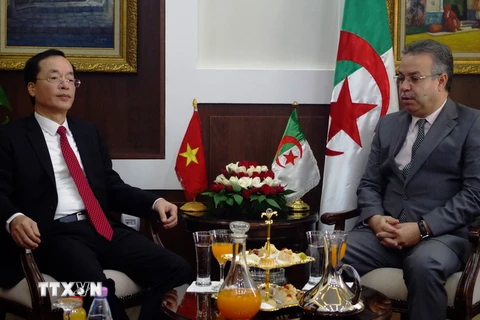 Bộ trưởng Bộ Xây dựng Phạm Hồng Hà gặp gỡ, làm việc với Bộ trưởng Bộ Nhà ở, Quy hoạch và đô thị Algeria Abdelwahid Temmar. (Ảnh: Tấn Đạt/TTXVN) 