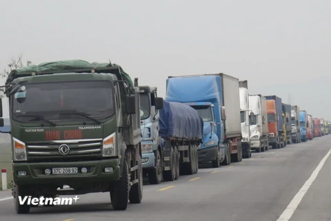 Hàng trăm ôtô bị ách tắc kéo dài trên tuyến tránh thành phố Vinh, tỉnh Nghệ An. (Ảnh: Nguyễn Văn Nhật/Vietnam+)