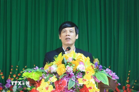 Chủ tịch Ủy ban Nhân dân tỉnh Thanh Hóa Nguyễn Đình Xứng trả lời các câu hỏi của người dân. (Ảnh: Trịnh Duy Hưng/TTXVN)