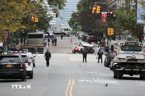 Cảnh sát điều tra tại hiện trường vụ tấn công ở New York của Mỹ. (Ảnh: THX/TTXVN)