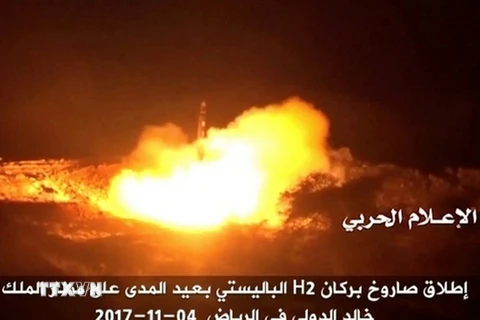 Một vụ phóng tên lửa của phiến quân Houthi ở Yemen ngày 5/11 vừa qua. (Ảnh: Reuters/TTXVN)