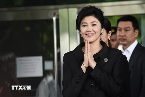 Cựu Thủ tướng Yingluck Shinawatra rời tòa án tối cao ở Bangkok ngày 21/7 vừa qua. (Ảnh: AFP/TTXVN) 