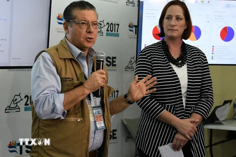 Chủ tịch Tòa Bầu cử tối cao Honduras David Mataramos (trái) phát biểu trong cuộc họp báo tại Tegucigalpa ngày 9/12. (Ảnh: AFP/TTXVN)
