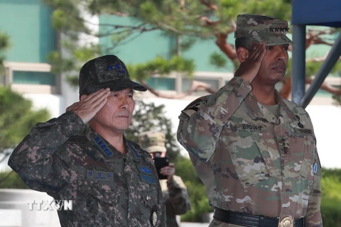 Chủ tịch JCS Jeong Kyeong-doo (trái) và Tư lệnh USFK Vincent Brooks. (Ảnh: Yonhap/TTXVN)