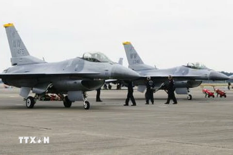 Máy bay chiến đấu F-16 của Mỹ tại căn cứ không quân ở Miyazaki , Nhật Bản chuẩn bị cho cuộc tham gia tập trận chung Mỹ-Nhật Bản. (Ảnh: Kyodo/TTXVN)