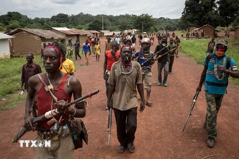 Nhóm dân quân "chống Balaka" tại Gambo, Cộng hòa Trung Phi ngày 16/8 vừa qua. (Ảnh: AFP/TTXVN)