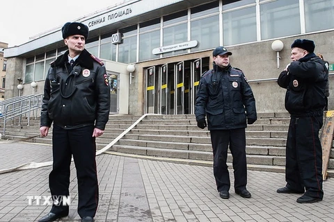 Lực lượng đặc nhiệm an ninh liên bang Nga gác tại một điểm công cộng sau vụ bắt giữ các nghi can khủng bố ở Saint Petersburg. (Ảnh: RT/TTXVN)