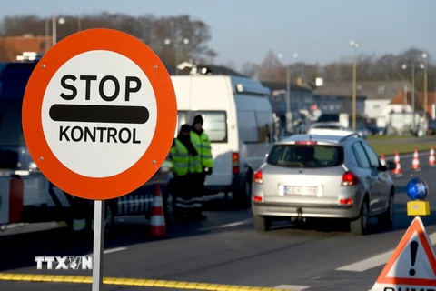 Cảnh sát kiểm tra tại thị trấn biên giới Krusa bei Flensburg. (Ảnh: AFP/TTXVN)