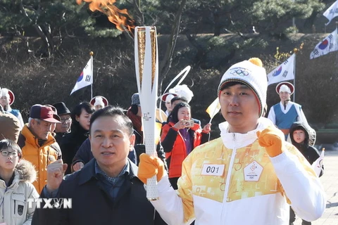 Rước ngọn đuốc Thế vận hội Mùa đông PyeongChang 2018 qua thành phố Cheonan, Hàn Quốc, ngày 17/12. (Ảnh: Yonhap/TTXVN)