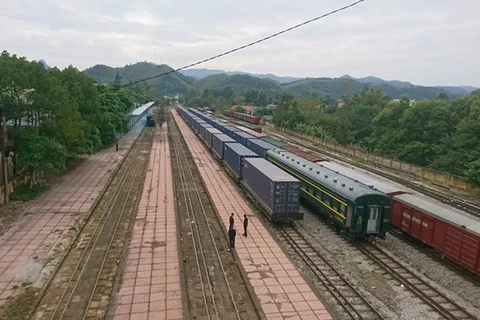 Đoàn tàu chuyên container đầu tiên kết nối giữa Đường sắt Việt Nam và Đường sắt Trung Quốc. (Nguồn: VNR cung cấp)