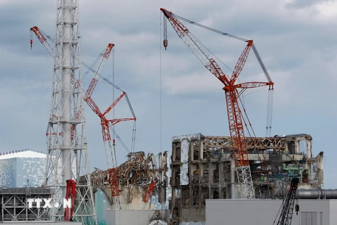 Lò phản ứng số 3 (giữa) và số 4 (phải) tại nhà máy điện hạt nhân Fukushima Daiichi ở Okuma, Fukushima, Nhật Bản ngày 20/2/2012. (Ảnh: AFP/TTXVN)