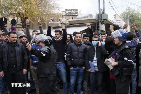 Người dân tham gia biểu tình tại Sulaymaniyah, Khu tự trị người Kurd, miền bắc Iraq ngày 19/12. (Ảnh: AFP/TTXVN)