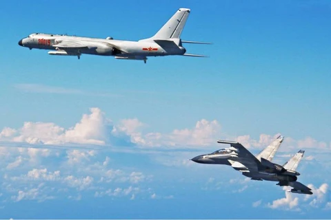 Các máy bay của Không quân Trung Quốc bao gồm máy bay ném bom H-6K (trái) và máy bay chiến đấu Su-30, bay tới phía Tây Thái Bình Dương. (Nguồn: CNS)
