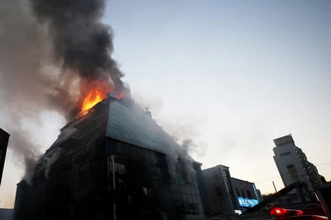 Khói bốc lên từ một tòa nhà đang cháy ở Jecheon, Nam Hàn, ngày 21/12. (Nguồn: Yonhap/Reuters) 