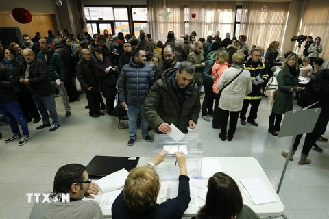 Cử tri bỏ phiếu bầu Hội đồng Lập pháp Catalonia tại điểm bầu cử ở Vic ngày 21/12. (Ảnh: AFP/TTXVN)