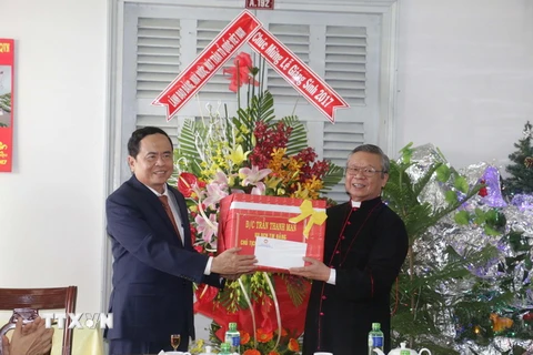 Chủ tịch Ủy ban Trung ương MTTQ Việt Nam Trần Thanh Mẫn chúc mừng Giáng sinh tại Toà Giám mục Cần Thơ. (Ảnh: Trần Ngọc Thiện/TTXVN )