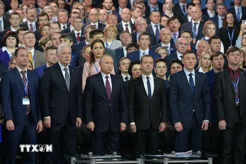 Tổng thống Nga Vladimir Putin (thứ ba trái) và Thủ tướng Nga Dmitry Medvedev (giữa) tại phiên họp của Đảng Nước Nga Thống nhất ở Moskva ngày 23/12. (Ảnh: AFP/TTXVN)