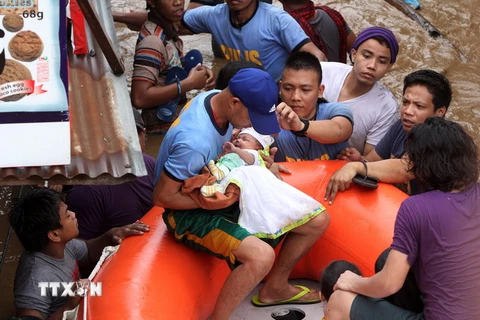 Sơ tán người dân sau khi bão Tembin gây mưa lớn và ngập lụt tại Cagayan, Philippines, ngày 22/12. (Ảnh: AFP/TTXVN)