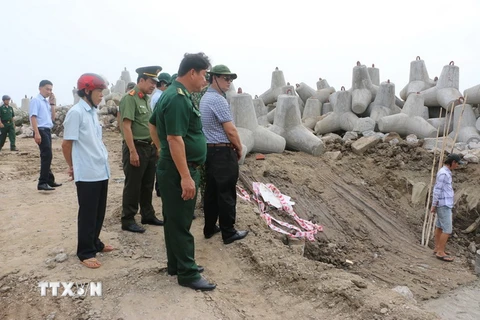 Lãnh đạo tỉnh Bạc Liêu kiểm tra công tác phòng chống bão tại cửa biển Gành Hào, huyện Đông Hải. (Ảnh: Huỳnh Sử/TTXVN)