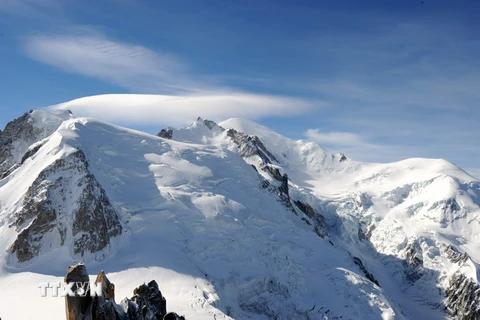 Núi Mont Blanc (phải) trên dãy Alps, Pháp. (Ảnh: AFP/TTXVN)