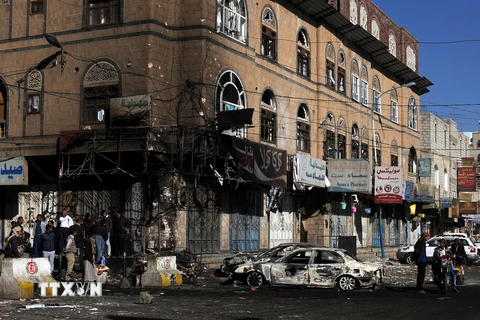 Cảnh hư hại sau các cuộc xung đột giữa phiến quân Houthi và lực lượng ủng hộ cố Tổng thống Ali Abdullah Saleh tại Sanaa, Yemen ngày 5/12 vừa qua. (Ảnh: THX/TTXVN)