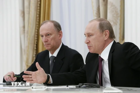 Thư ký Hội đồng An ninh Nga Nikolai Patrushev (trái) và Tổng thống Nga Vladimir Putin (phải) tại một cuộc họp ở Moskva. (Ảnh: AFP/TTXVN)