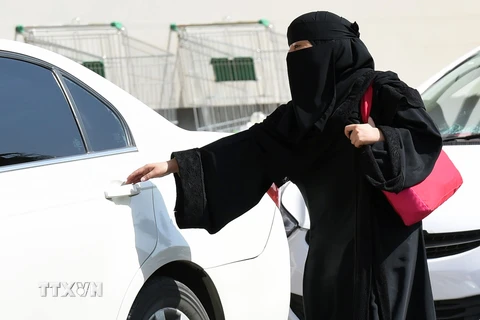 Phụ nữ Saudi Arabia lưu thông bằng xe taxi tại Riyadh ngày 26/10/2014. (Ảnh: AFP/TTXVN)