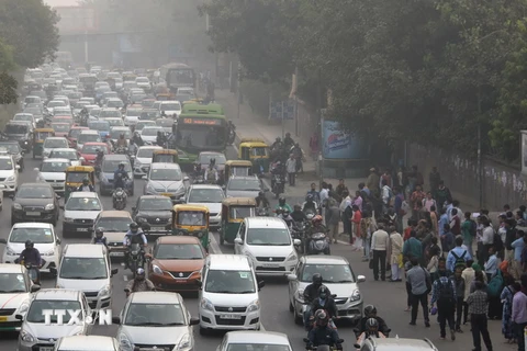 Khói mù ô nhiễm bao phủ đường phố New Delhi, Ấn Độ. (Ảnh: AFP/TTXVN)