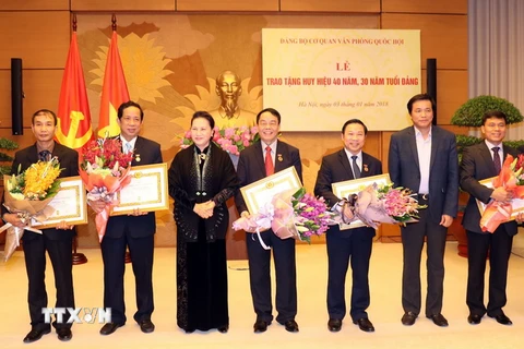 Chủ tịch Quốc hội Nguyễn Thị Kim Ngân đến dự và trao Huy hiệu Đảng cho các Đảng viên. (Ảnh: Trọng Đức/TTXVN)