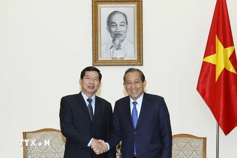 Phó Thủ tướng Thường trực Chính phủ Trương Hòa Bình và Chánh án Tòa án nhân dân tối cao Lào Khamphanh Sit Thi Dampha. (Ảnh: Văn Điệp/TTXVN)