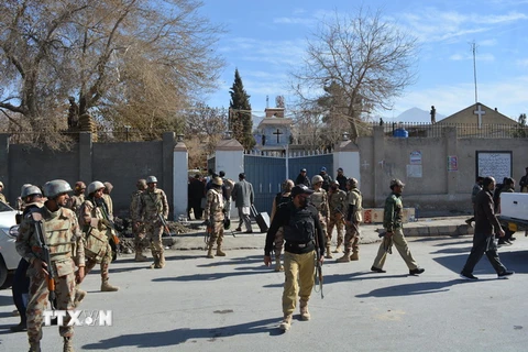 Lực lượng an ninh Pakistan gác tại hiện trường một vụ tấn công liều chết nhằm vào nhà thờ Methodist ở Quetta ngày 17/12/2017. (Ảnh: AFP/TTXVN)