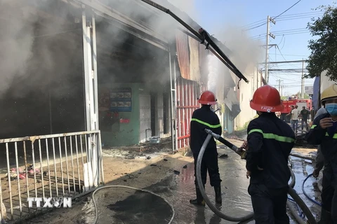 Lực lượng chức năng nỗ lực dập tắt đám cháy. (Ảnh: Nguyễn Văn Việt/TTXVN)
