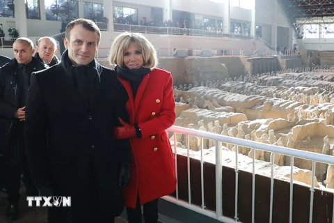 Tổng thống Pháp Emmanuel Macron (trái) và phu nhân Brigitte Macron (phải) trong chuyến thăm thành phố Tây An, Trung Quốc ngày 8/1. (Ảnh: AFP/TTXVN)