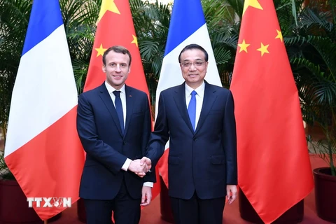 Thủ tướng Trung Quốc Lý Khắc Cường và Tổng thống Pháp Emmanuel Macron. (Ảnh: THX/TTXVN)