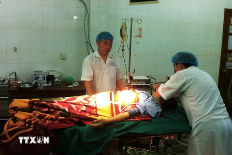 Trung tâm y tế quân dân y Bạch Long Vĩ, thành phố Hải Phòng tiếp nhận một ngư dân. (Ảnh: Nguyễn Văn Quân/TTXVN)