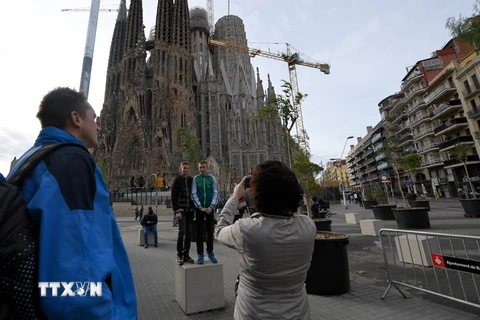 Du khách thăm quan thành phố Barcelona. (Ảnh: AFP/TTXVN)