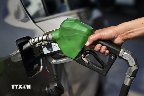 Bơm xăng cho các phương tiện tại trạm xăng ở San Luis Potosi, Mexico. (Ảnh: AFP/TTXVN)
