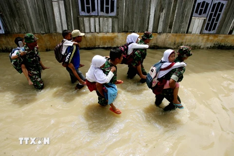 Cảnh ngập lụt sau những trận mưa lớn tại North Sumatera, Indonesia,ngày 5/12/2017. (Ảnh: THX/TTXVN)