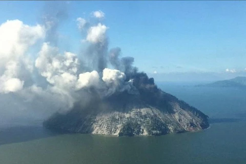 Núi lửa trên đảo Kadovar phun trào vào ngày 6/1 vừa qua. (Nguồn: Reuters)