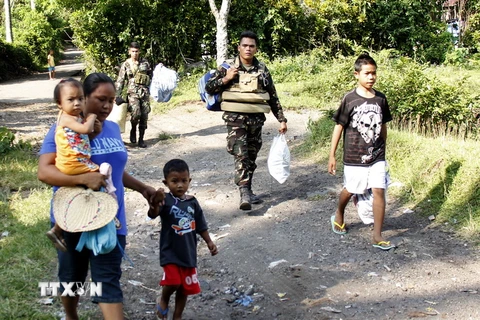 Người dân sơ tán khi núi lửa Mayon thuộc tỉnh Albay, Philippines hoạt động ngày 16/9/2014. (Ảnh: AFP/TTXVN)