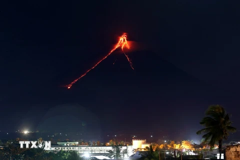 Dung nham phun trào từ miệng núi lửa Mayon ở tỉnh Albay, Philippines ngày 15/1. (Ảnh: THX/TTXVN)