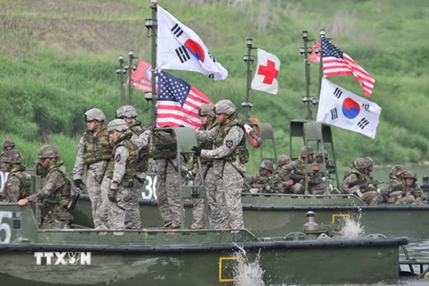 Lính thủy đánh bộ Mỹ và Hàn Quốc tham gia tập trận chung "Giải pháp then chốt" tại Goyang, Hàn Quốc ngày 15/3/2017. (Ảnh: AFP/TTXVN)