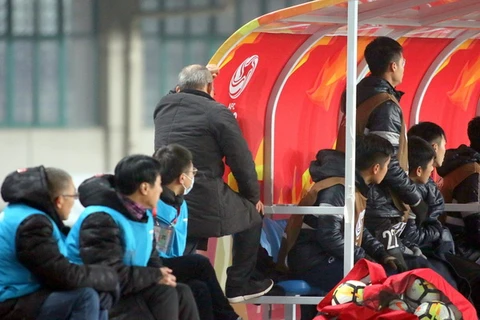 Những phút cuối hồi hộp của HLV Park Hang-seo và các cầu thủ bên ngoài sân (Nguồn: Hữu Tuấn/CTV)