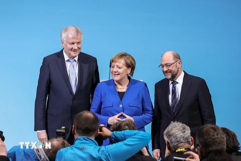 Thủ tướng Đức Angela Merkel, lãnh đạo đảng CSU Horst Seehofer và lãnh đạo đảng SPD Martin Schulz tại cuộc họp báo ở Berlin ngày 12/1 vừa qua. (Ảnh: THX/TTXVN)
